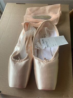 Canvas Pointe Ballet Flats in Blush Pink by Sansha, size 7